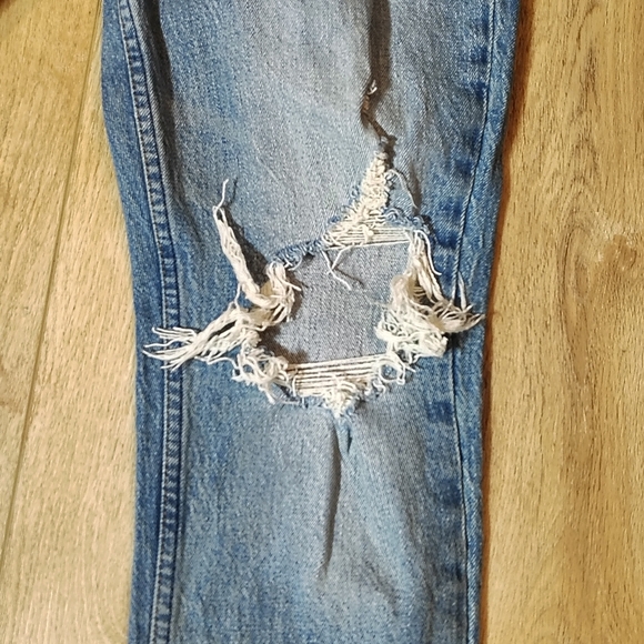 Abercrombie & Fitch Women's Sz 26-2s High Rise Mom Jeans Thrashed Distressed - Picture 3 of 8